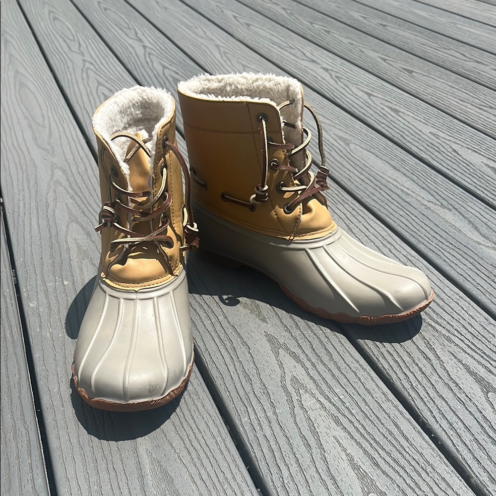 ❄️ Tan and Gray Lined Duck Boots - Picture 1 of 6